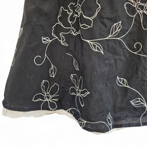 White House Black Market Floral Embroidered Black Dress Lace Hem Size 6 - Picture 7 of 10